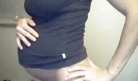 شقراء الساخنة في جوارب سوداء من يأكل جهاز الكمبيوتر الخاص بك رقص عربي سيكس